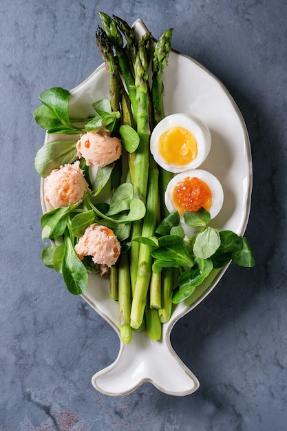 Gekochter grüner Spargel mit Ei