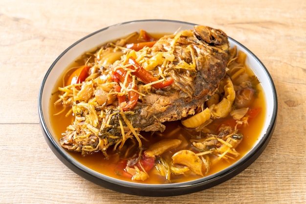 Gekochter Karpfenfisch mit eingelegtem Salat