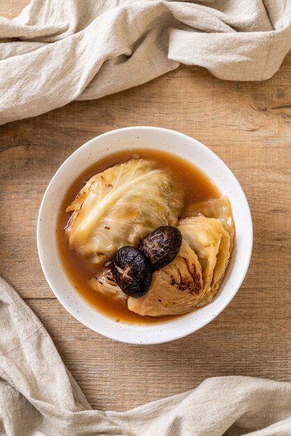 gekochter Kohl in roter Suppe mit Pilz