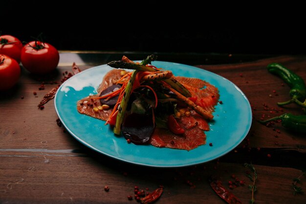 Gekochter Lachs mit etwas Gemüse