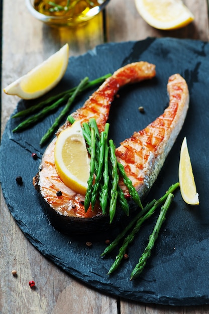 Gekochter Lachs mit Spargel und Zitrone