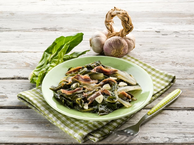 Gekochter Mangoldsalat mit Sardellen und Knoblauch