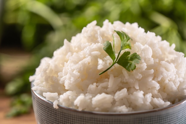 Gekochter Reis in einer Schüssel mit frischer Petersilie
