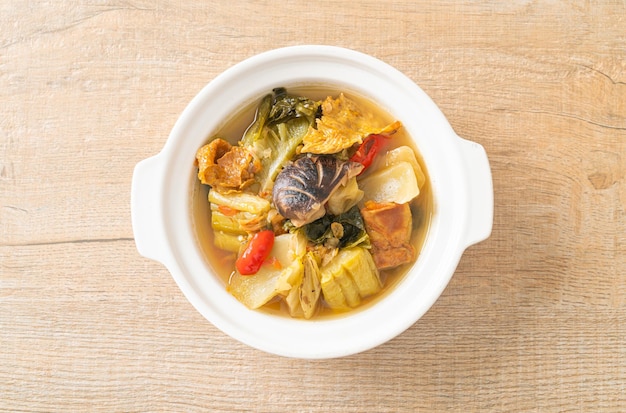 gekochter Sauerkraut und bittere Kürbissuppe - asiatische und vegane und vegetarische Küche