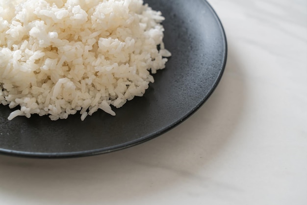gekochter weißer Reis des thailändischen Jasmins auf Teller