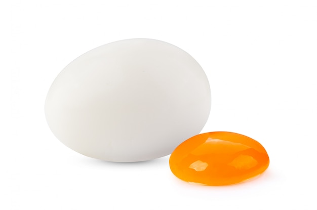 Gekochtes Ei auf weißem Hintergrund voller Schärfentiefe
