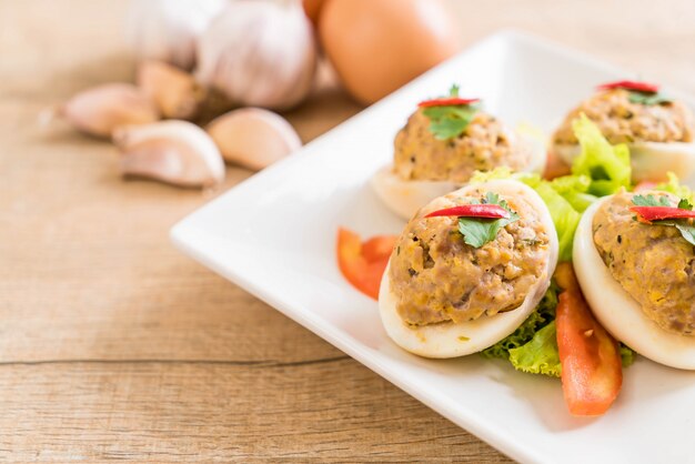 gekochtes Ei mit gehacktem Schweinefleisch