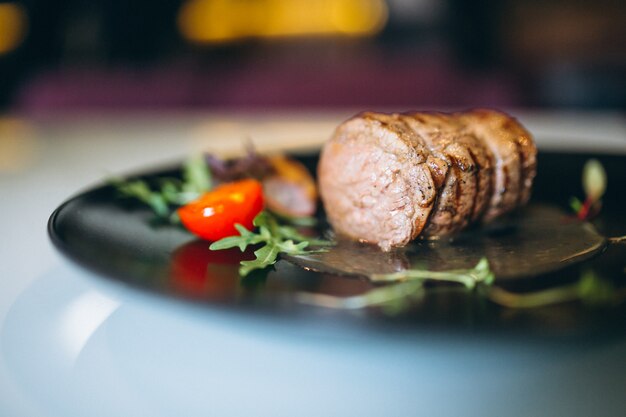 Foto gekochtes fleisch auf teller