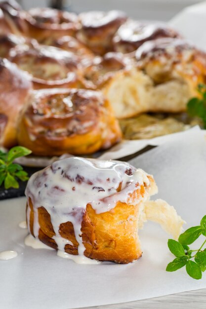 Foto gekochtes gebackenes süßes zinnabon mit sahne in backpapier