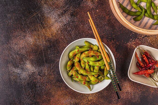 Gekochtes grünes Edamame, japanisches Essen. Draufsicht.