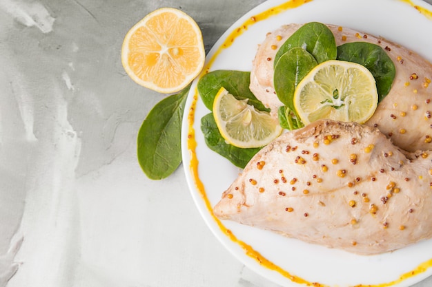 Gekochtes Hähnchenfilet mit Senf-Zitronen-Nahaufnahme