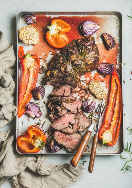 Gekochtes Roastbeef-Fleisch mit gegrilltem Gemüse und Kräutern