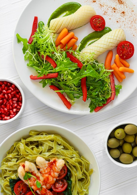 Foto gekochtes tintenfisch mit baby karotten und salat tomaten und erbsenpüree keto-diät