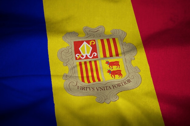 Gekräuselte Flagge von Andorra im Wind wehen