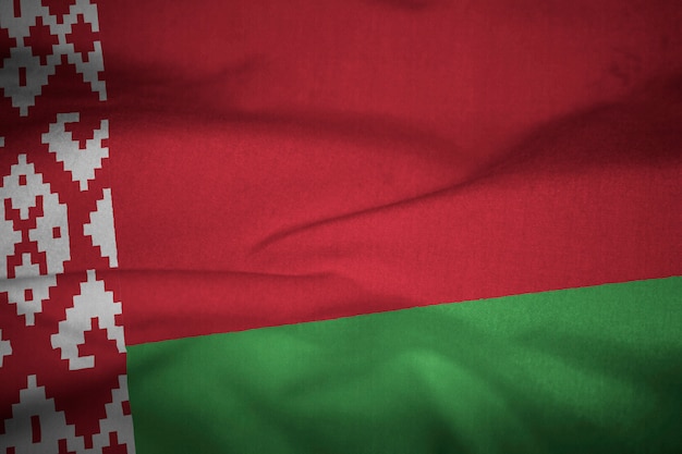 Gekräuselte Markierungsfahne von Belarus im Wind