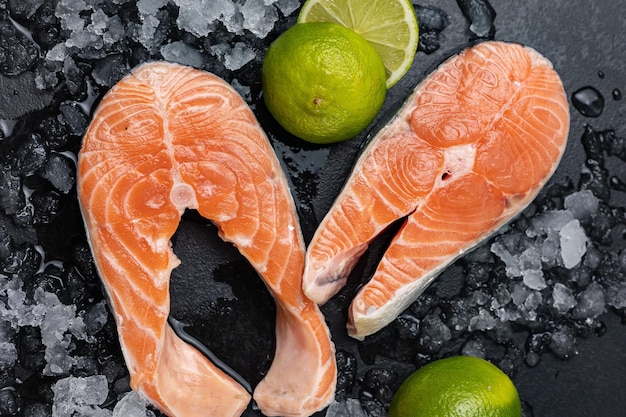 Gekühlter Lachs in einem Fischgeschäft