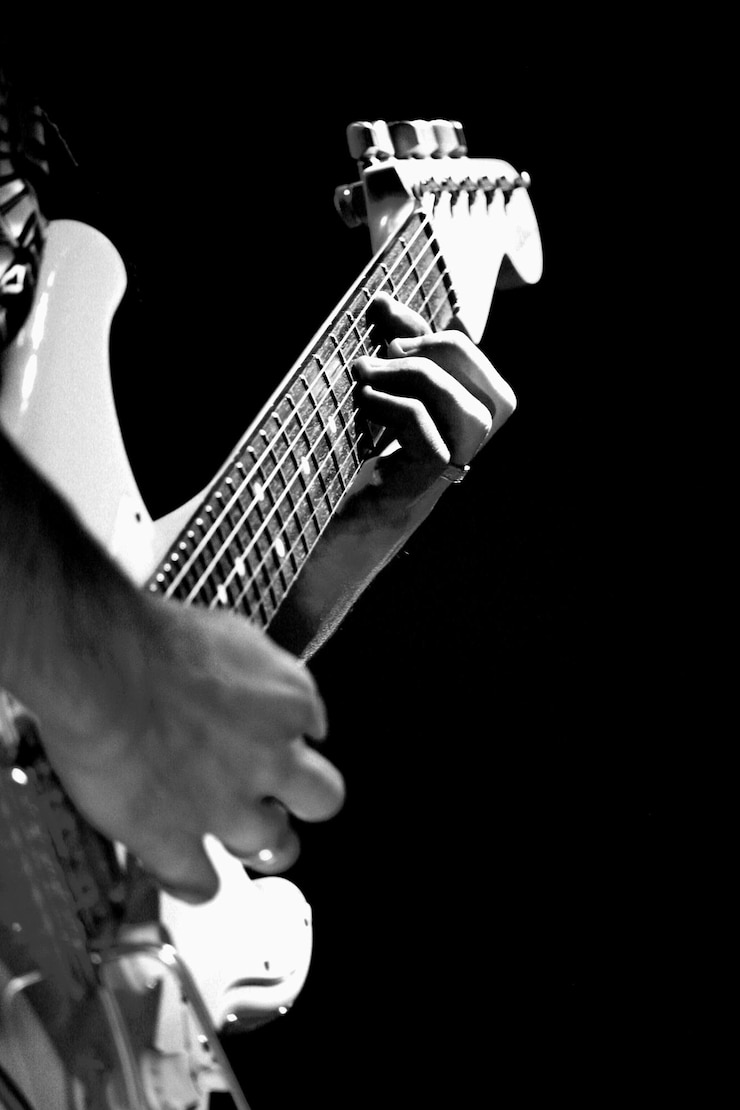 Foto gekürzte hände spielen gitarre