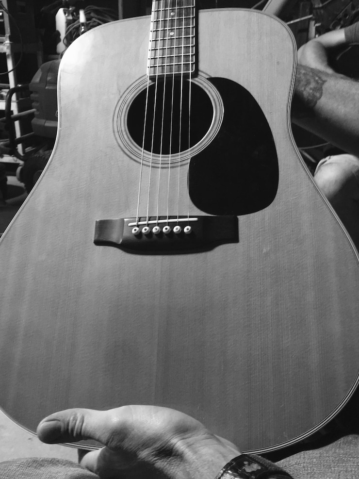 Foto gekürzte hand, die gitarre hält