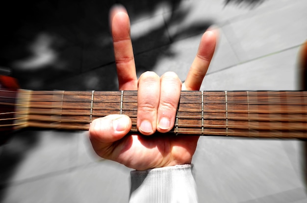 Foto gekürzte hand, die gitarre im freien hält