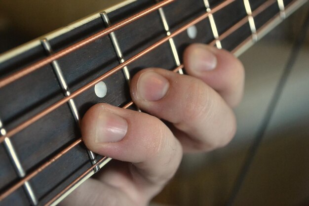 Foto gekürzte hand, die gitarre spielt