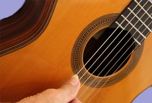 Foto gekürzte hand, die gitarre spielt