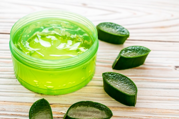 gel de aloe vera con aloe en rodajas