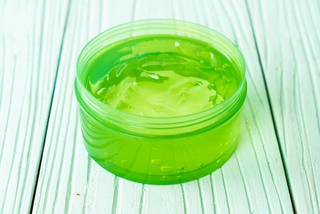 gel de aloe vera con aloe en rodajas