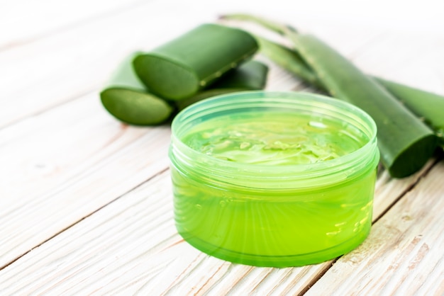 gel de aloe vera con aloe en rodajas