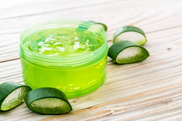 gel de aloe vera con aloe en rodajas