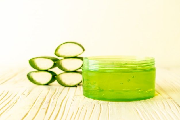 gel de aloe vera con aloe en rodajas