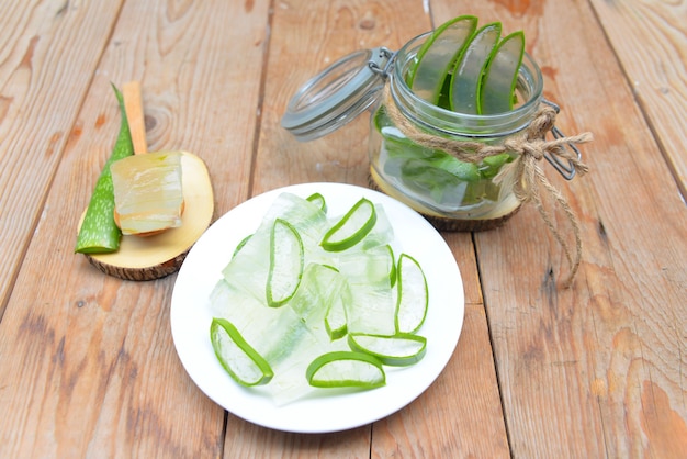 gel de aloe vera en cuchara de madera con aloe vera en mesa de madera