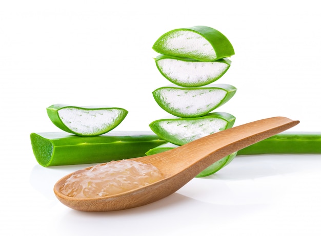 Gel de aloe vera en cuchara de madera sobre blanco