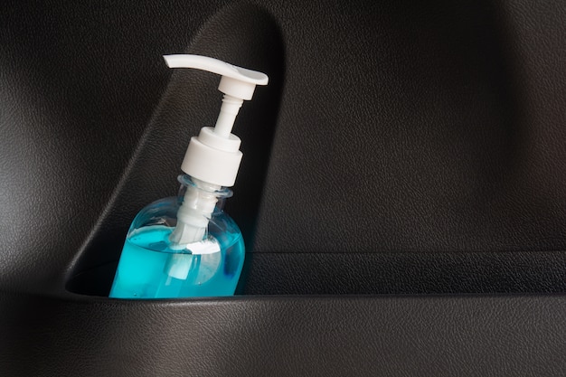 Foto gel de álcool para lavar as mãos limpo para uma boa saúde. e evite germes na porta do carro