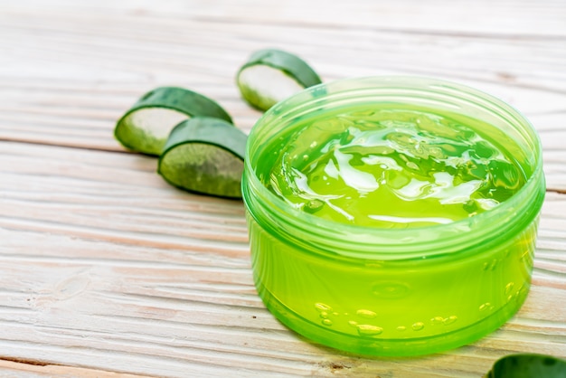 gel de aloe vera com aloe fatiado