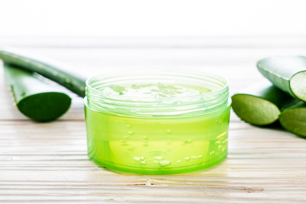 gel de aloe vera com aloe fatiado