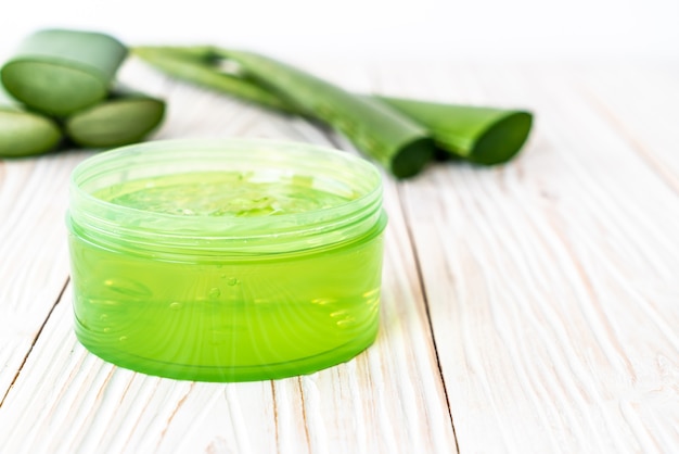 gel de aloe vera com fatias de aloe