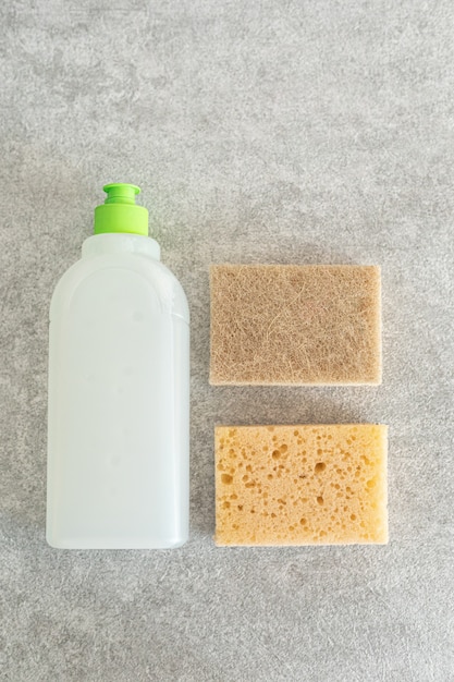 Gel de lavagem biodegradável e esponja de espuma sobre uma mesa de pedra. O conceito de limpeza e manutenção da limpeza.