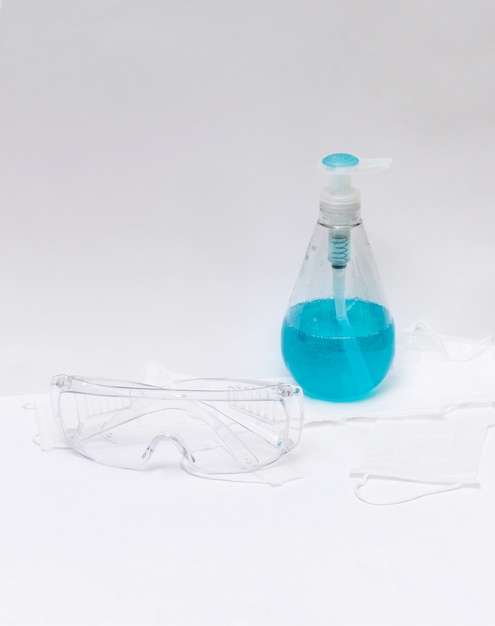 gel desinfectante con gafas protectoras