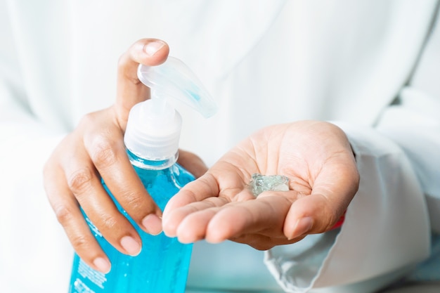 Gel desinfetante para as mãos. uso da mulher para limpar as mãos e proteger contra o vírus corona, covid-19.