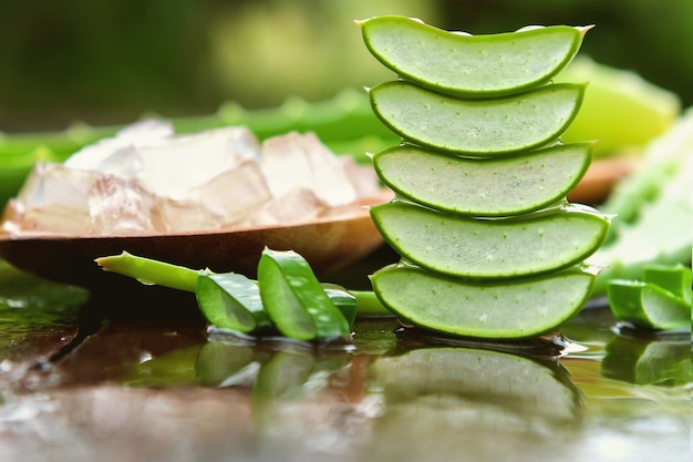 Gel de producto de aloe vera sobre fondo de madera