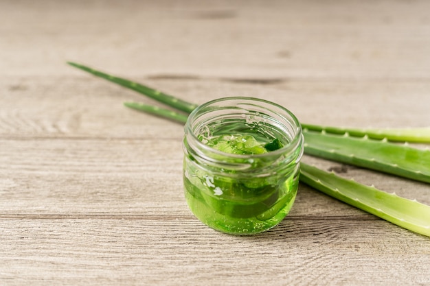 Gel y rodajas de tallo de planta de aloe vera fresco