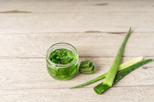 Gel y rodajas de tallo de planta de aloe vera fresco