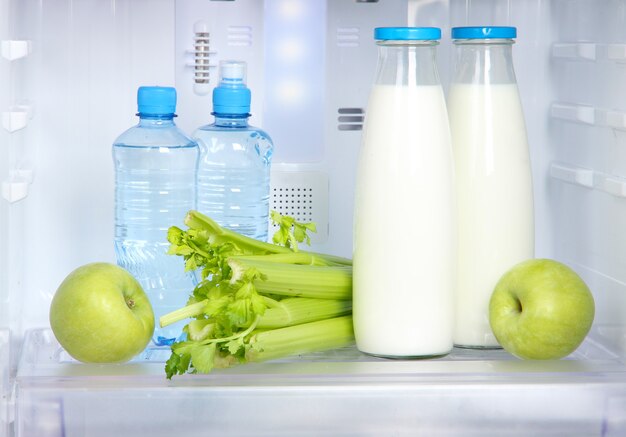 Geladeira aberta com comida vegetariana