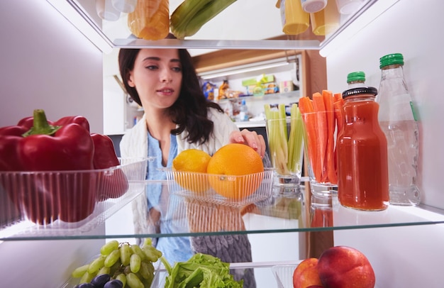 Geladeira aberta com frutas frescas e geladeira aberta de vegetais