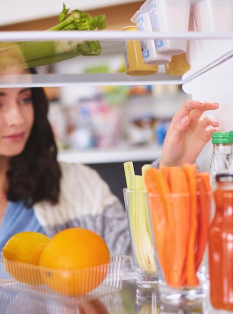 Geladeira aberta com frutas frescas e geladeira aberta de vegetais