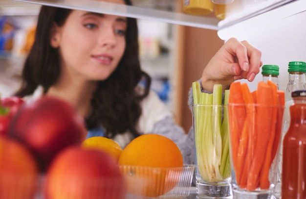 Geladeira aberta com frutas frescas e geladeira aberta de vegetais