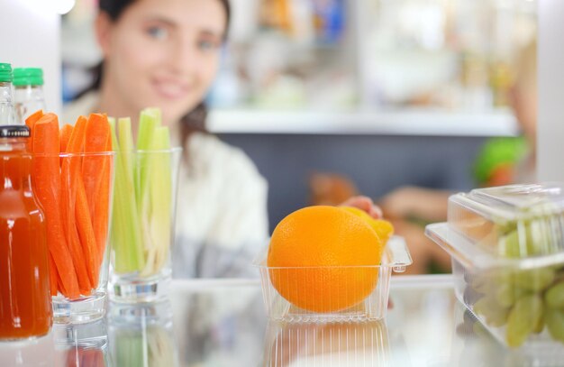 Geladeira aberta com frutas frescas e geladeira aberta de vegetais