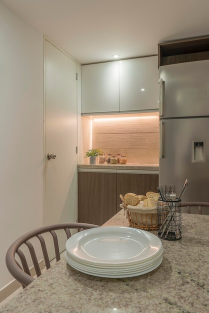 Geladeira e mesa de jantar na cozinha pequena