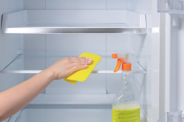 Geladeira para lavar. mão de limpeza do refrigerador. limpeza da geladeira