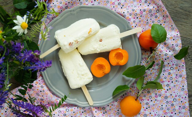 Gelado aparece com limão e damascos frescos